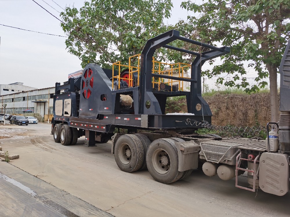 ued官网发往湖南的轮胎式移动破碎站现场